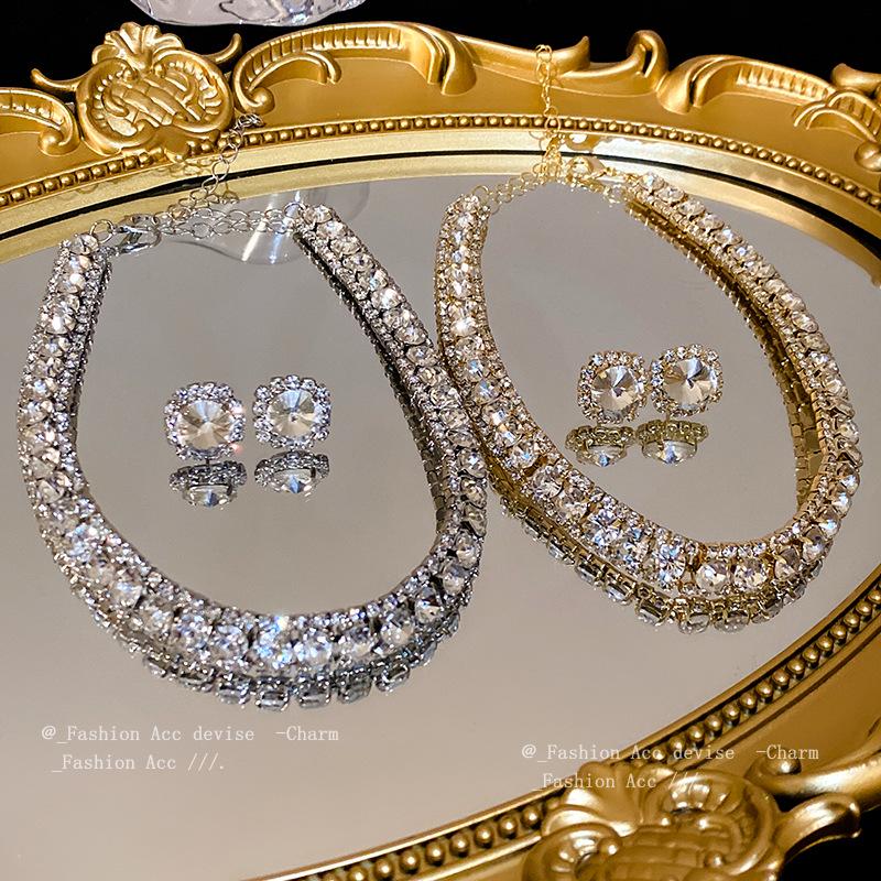 Diamond-Studded Square Stud Earrings & Necklace Set - European & American Fashion, Luxury Clavicle Chain, High-End Modern Design.
Diamond-Studded Square Stud Earrings & Necklace Set - European & American Fashion, Luxury Clavicle Chain, High-End Modern Design.