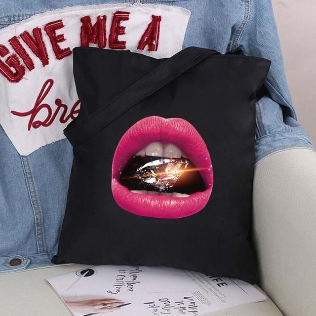 Сексуальные губы, большая вместительная женская сумка для покупок, модная черная складная сумка с принтом, холщовая сумка-тоут 24*26cm
Сексуальные губы, большая вместительная женская сумка для покупок, модная черная складная сумка с принтом, холщовая сумка-тоут 24*26cm