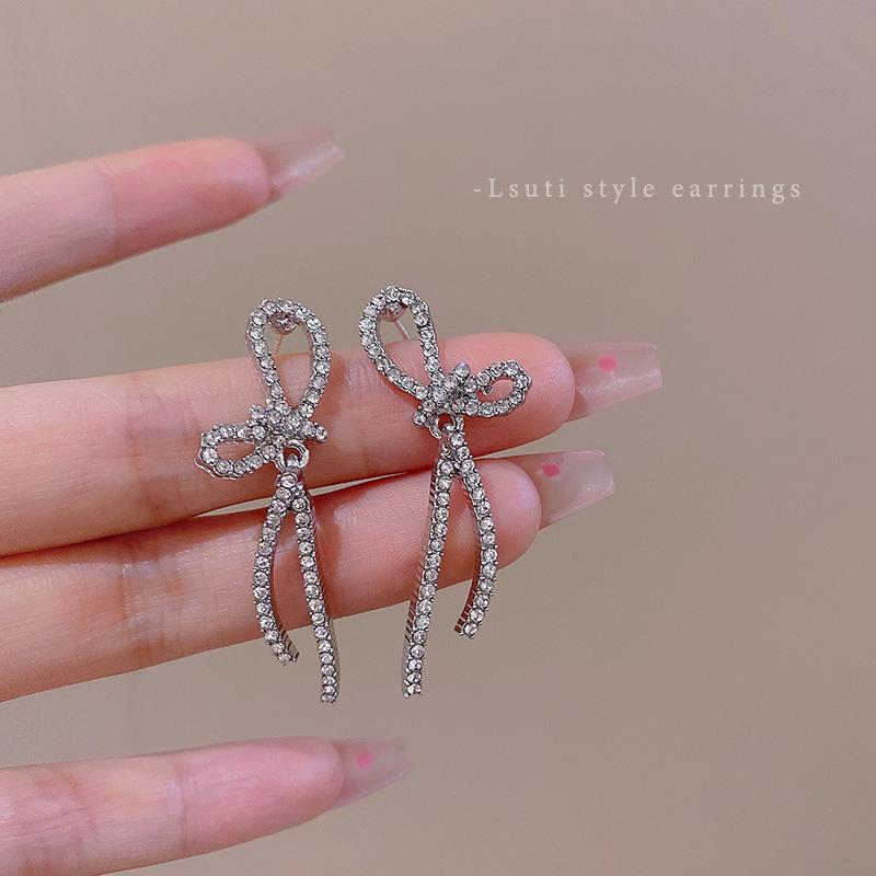 S925 silver needle flash diamond bow stud earrings women s light luxury temperament long earrings 2025 popular earrings
S925 silver needle flash diamond bow stud earrings women s light luxury temperament long earrings 2025 popular earrings