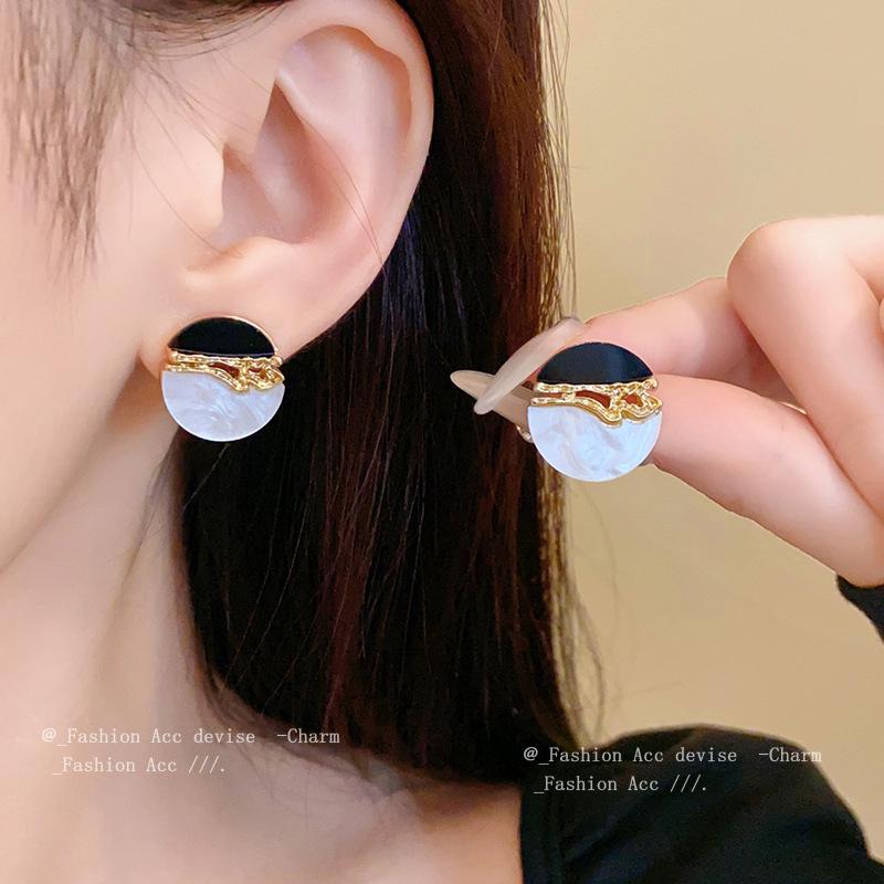 Silver Needle Round Resin Colorblock Stud Earrings - Stylish Korean-Inspired Fashion Accessories for Women
Silver Needle Round Resin Colorblock Stud Earrings - Stylish Korean-Inspired Fashion Accessories for Women