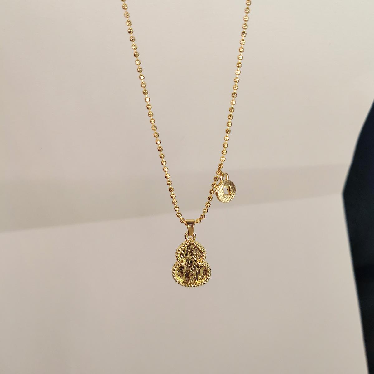 Golden Xiaohongshu Crushed Ice Hulu Necklace for Women: Ancient Style, Super Sparkly, Double Fortune & Prosperity Collarbone Chain.
Golden Xiaohongshu Crushed Ice Hulu Necklace for Women: Ancient Style, Super Sparkly, Double Fortune & Prosperity Collarbone Chain.