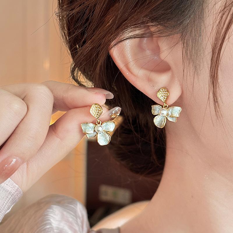 Dripping oil flower pearl earrings temperament versatile stud earrings exquisite niche high-end earrings women
Dripping oil flower pearl earrings temperament versatile stud earrings exquisite niche high-end earrings women