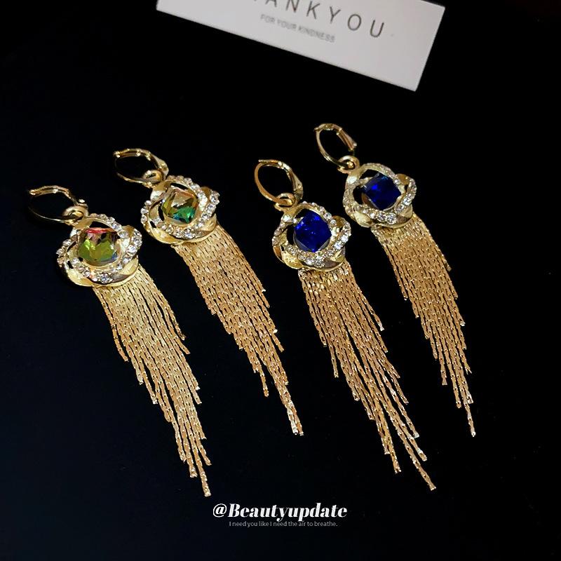 Diamond-studded Square Cross-twisted Long Tassel Earrings Retro Palace Style Earrings Temperament Earrings
Diamond-studded Square Cross-twisted Long Tassel Earrings Retro Palace Style Earrings Temperament Earrings