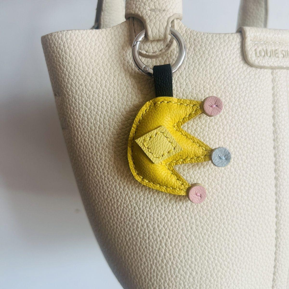 Porte-clés de sac mini couronne en cuir fait main mignon pour voiture
Porte-clés de sac mini couronne en cuir fait main mignon pour voiture