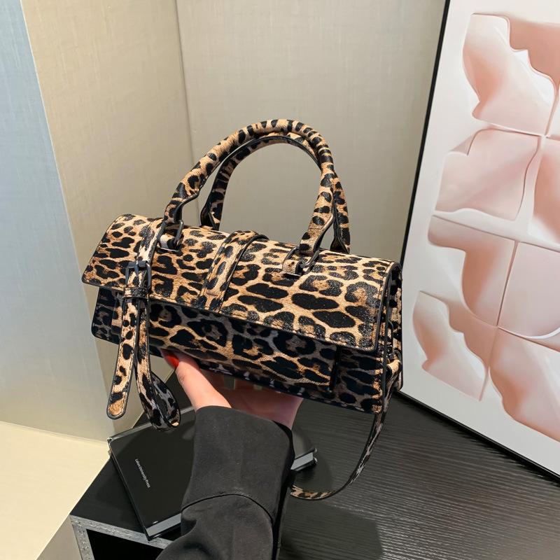 Sweet and cool personality leopard print spice girl bag women summer high sense commuting messenger small bag niche design handbag
Sweet and cool personality leopard print spice girl bag women summer high sense commuting messenger small bag niche design handbag