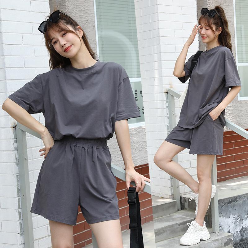 Women s Plus Size Summer Two-Piece Set: Solid Color Short-Sleeve Tee and Sporty Shorts M
Women s Plus Size Summer Two-Piece Set: Solid Color Short-Sleeve Tee and Sporty Shorts M