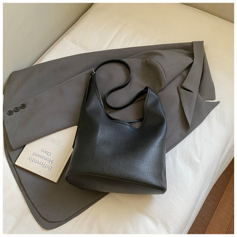 Simple bucket bag autumn new fashion trendy women s commuter temperament portable shoulder messenger bag чорний
Simple bucket bag autumn new fashion trendy women s commuter temperament portable shoulder messenger bag чорний