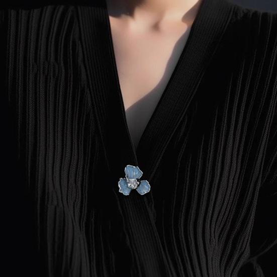 Summer Beautiful Iris Shape Brooch Shining Rhinestones Inlaid Lapel Pin Suit Vest Safety Buckle Fashion Accessories Jewelry Gift
Summer Beautiful Iris Shape Brooch Shining Rhinestones Inlaid Lapel Pin Suit Vest Safety Buckle Fashion Accessories Jewelry Gift