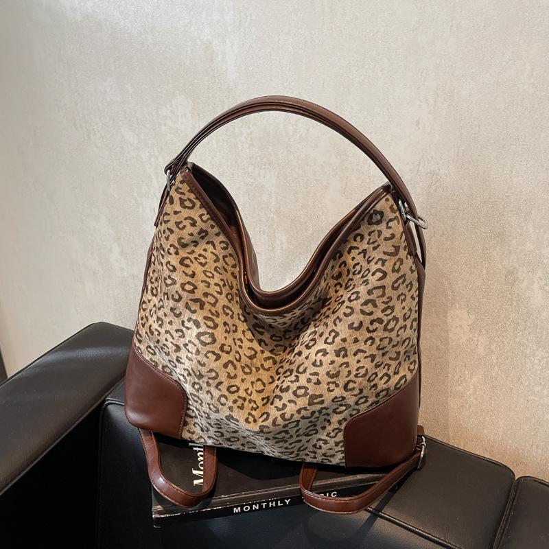 2025 Cute Girls Simple Fashion Crossbody Tote Handbag - Autumn/Winter Versatile Style 40x14x31 cm хакі
2025 Cute Girls Simple Fashion Crossbody Tote Handbag - Autumn/Winter Versatile Style 40x14x31 cm хакі