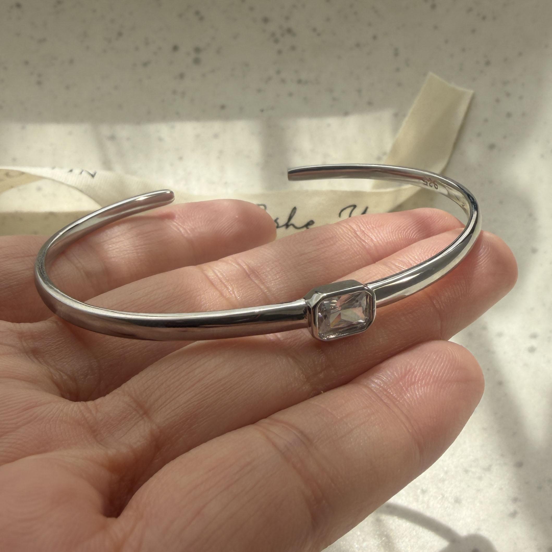 100% Solid 925 Sterling Silver Retro Bracelet for Women Geometric Vintage Gold Zircon Narrow Simple Bracelet Birthday Gift
100% Solid 925 Sterling Silver Retro Bracelet for Women Geometric Vintage Gold Zircon Narrow Simple Bracelet Birthday Gift