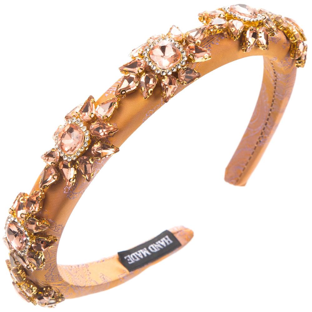 Трендовая винтажная вышитая ткань с головным убором из стеклянных страз, женская, высокого качества, с темпераментом, великолепные аксессуары для волос для вечеринки
Трендовая винтажная вышитая ткань с головным убором из стеклянных страз, женская, высокого качества, с темпераментом, великолепные аксессуары для волос для вечеринки