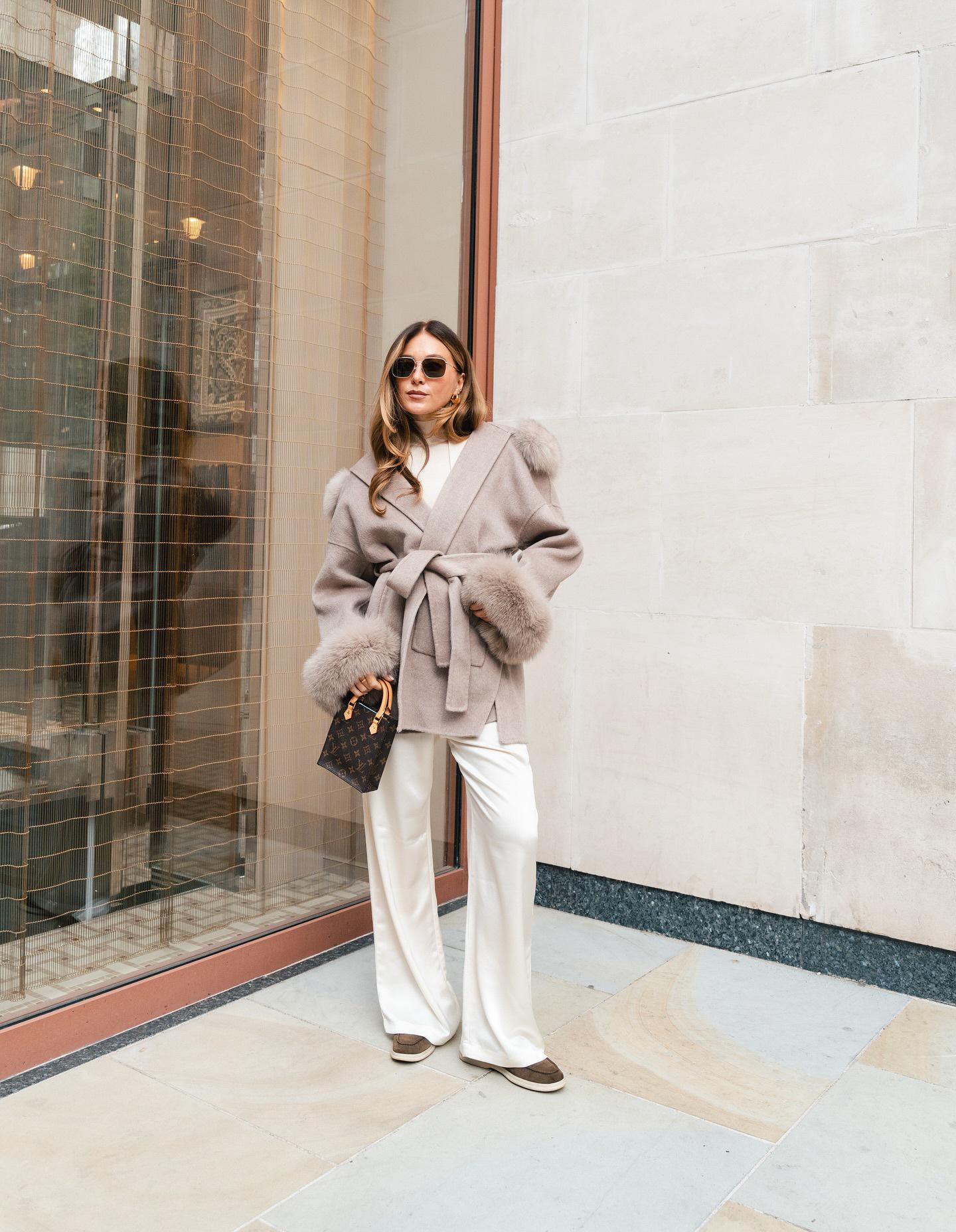 В наявності: Елегантне пальто з лацканами та поясом на талії з хутряними манжетами, весна 2025 Large
В наявності: Елегантне пальто з лацканами та поясом на талії з хутряними манжетами, весна 2025 Large