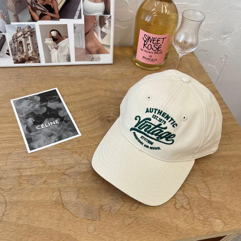 Vintage Letter Embroidered Baseball Cap for Women Men Outdoor Sunscreen Caps Unisex Sports Casual Hip Hop Peaked Hat 55-59cm
Vintage Letter Embroidered Baseball Cap for Women Men Outdoor Sunscreen Caps Unisex Sports Casual Hip Hop Peaked Hat 55-59cm