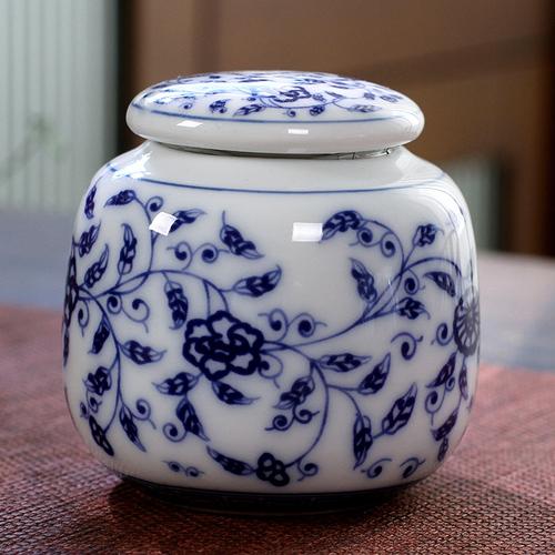 Portable Mini Ceramic Tea Jar with Lid Sealed Moisture-proof Candy Jar Blue and White Porcelain Travel Tea Set Storage Box Gift
Portable Mini Ceramic Tea Jar with Lid Sealed Moisture-proof Candy Jar Blue and White Porcelain Travel Tea Set Storage Box Gift