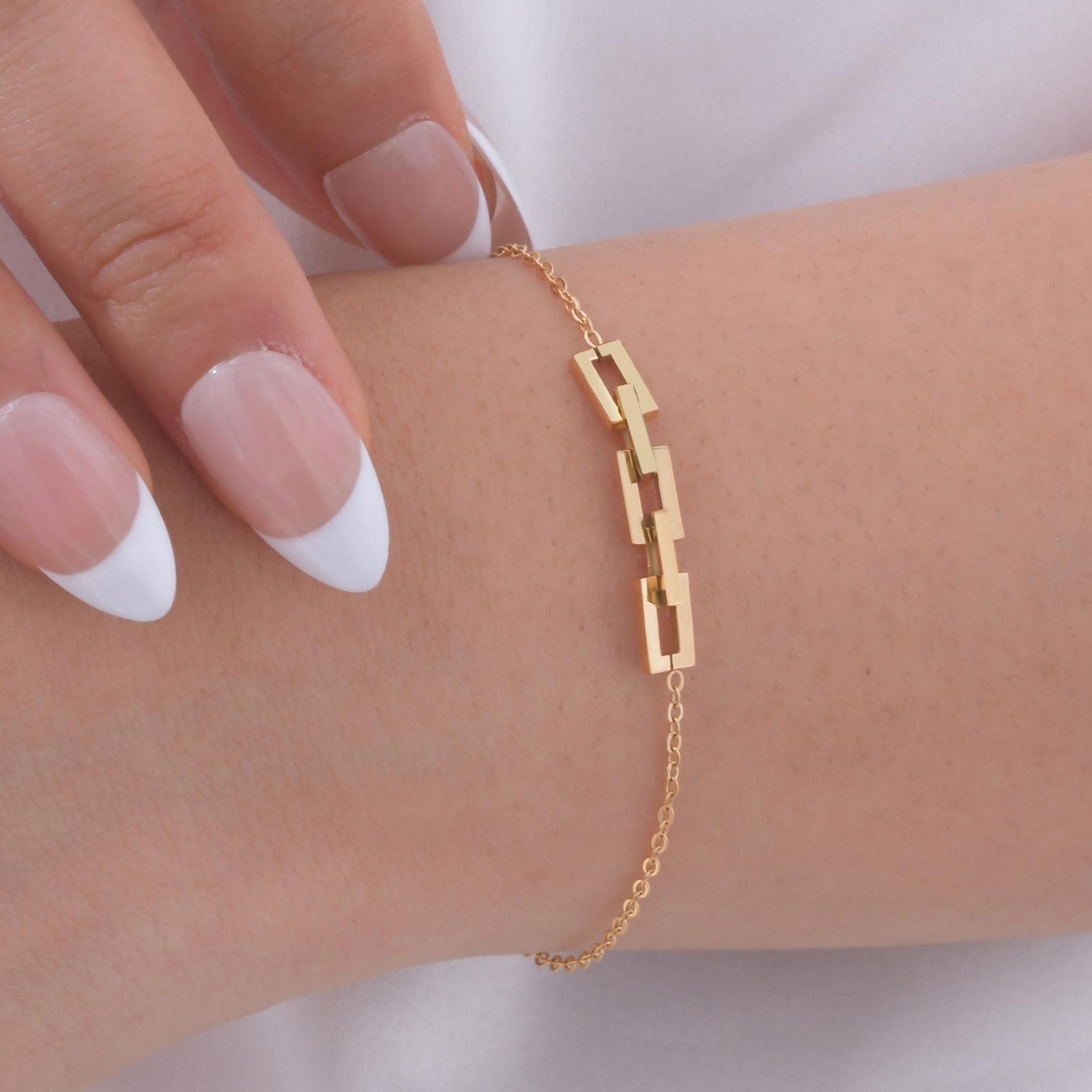Minimalist Interlocking Anklets for Women Five-Section Square Buckle Spliced Anklet Geometric Spiral Buckle Foot Jewelry Gift
Minimalist Interlocking Anklets for Women Five-Section Square Buckle Spliced Anklet Geometric Spiral Buckle Foot Jewelry Gift