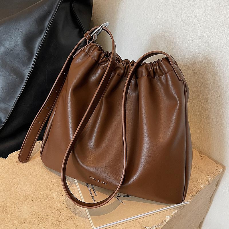 Популярные сумки женские большой вместимости 2025 новая мода универсальная на плечо сумка-мессенджер текстура плиссированная сумка-ведро коричневый
Популярные сумки женские большой вместимости 2025 новая мода универсальная на плечо сумка-мессенджер текстура плиссированная сумка-ведро коричневый