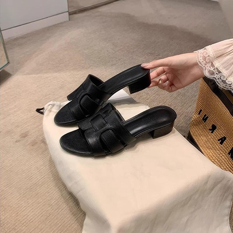 Su Yinyin same lady drag~ lizard pattern soft leather thick heel slippers women s sandals commuting ol summer wear 38
Su Yinyin same lady drag~ lizard pattern soft leather thick heel slippers women s sandals commuting ol summer wear 38