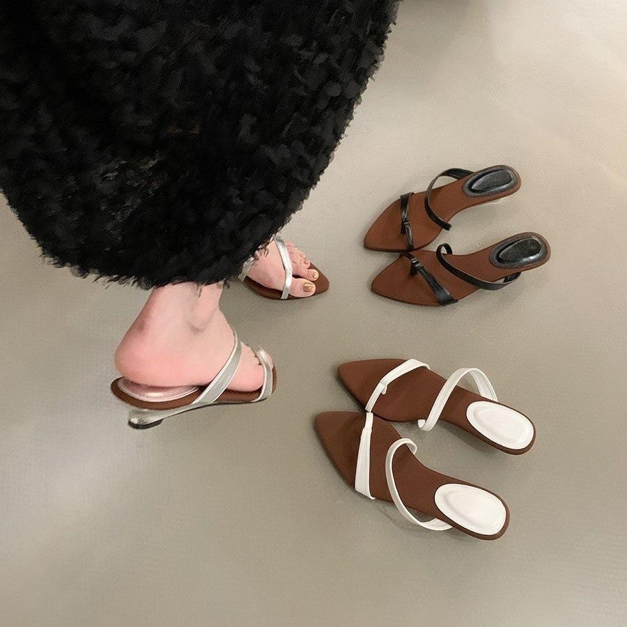 Versatile one-word belt low-heeled slippers women s summer wear 2025 new simple fashion temperament cool slippers 35 чёрный
Versatile one-word belt low-heeled slippers women s summer wear 2025 new simple fashion temperament cool slippers 35 чёрный