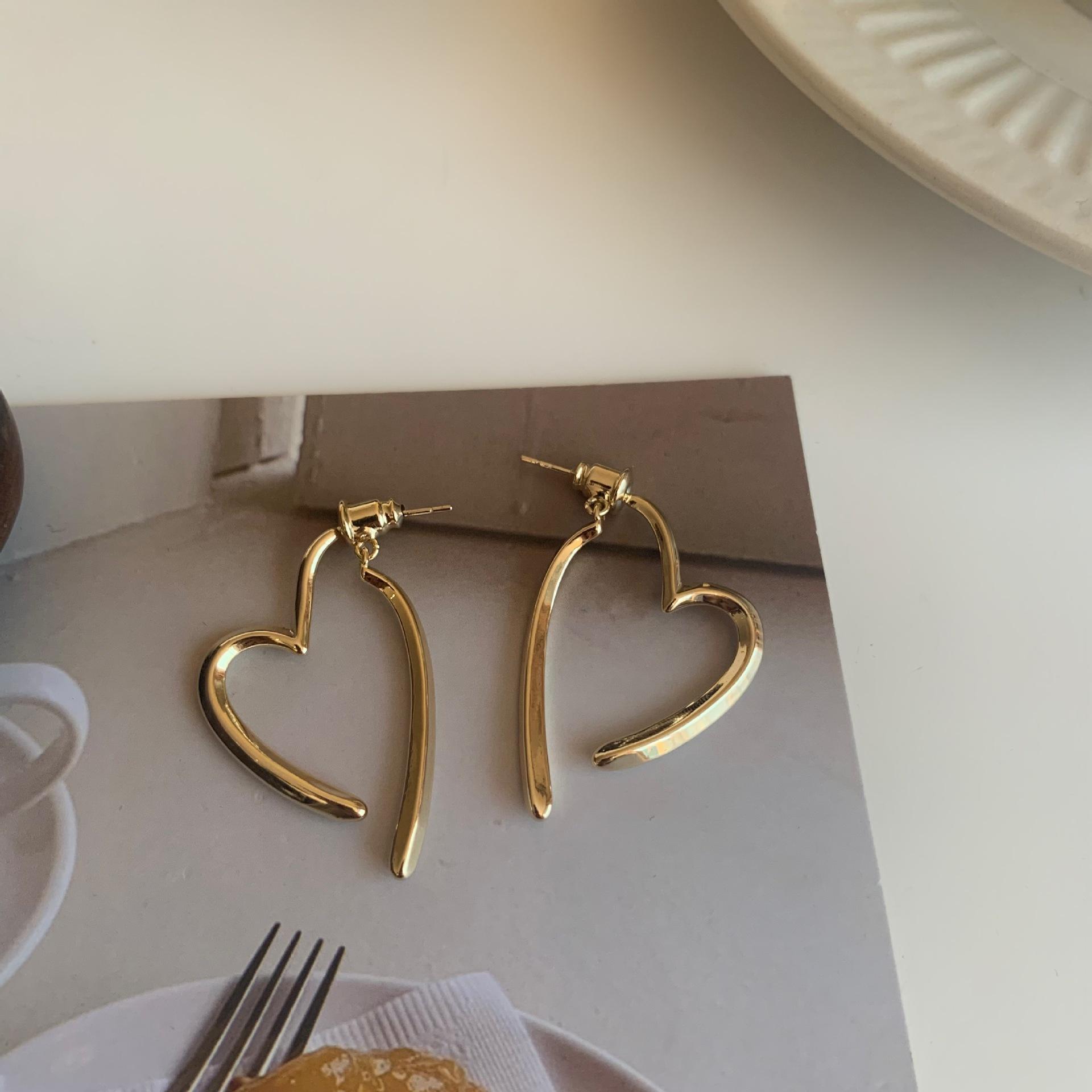 Simple temperament love silver needle earrings New trendy retro earrings Women s high-end niche design
Simple temperament love silver needle earrings New trendy retro earrings Women s high-end niche design