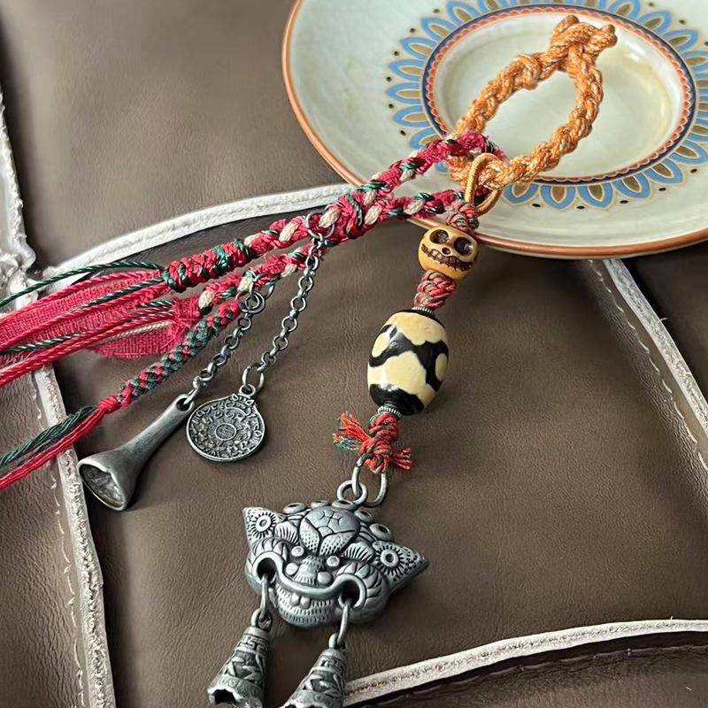 Ключниця-підвіска з кістки корови в тибетському стилі з ретро-срібними акцентами
Ключниця-підвіска з кістки корови в тибетському стилі з ретро-срібними акцентами