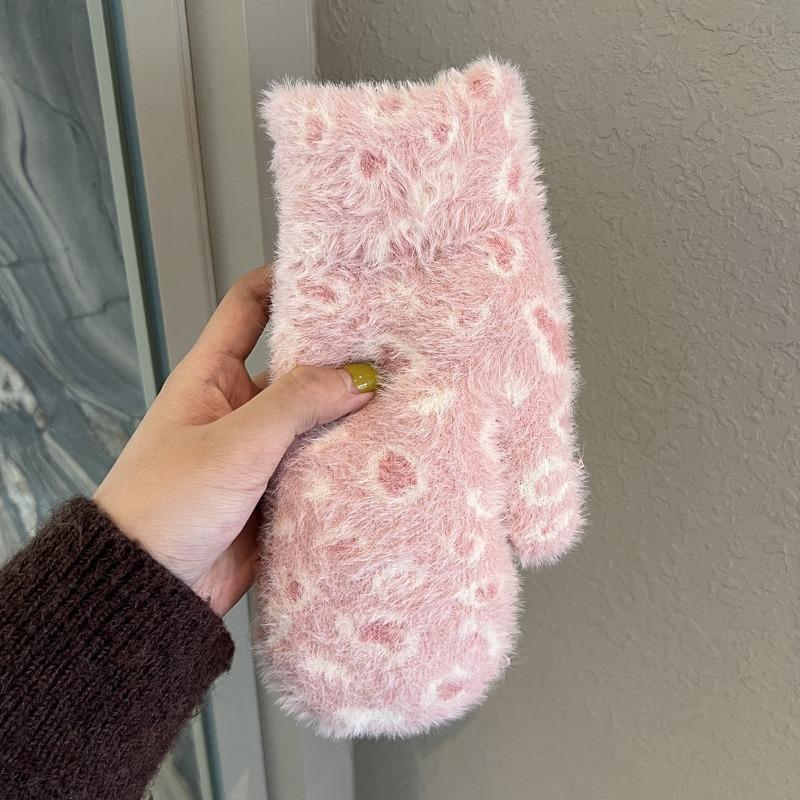 New furry leopard print gloves winter women s velvet thickened warm and windproof student riding bag finger One size рожевий
New furry leopard print gloves winter women s velvet thickened warm and windproof student riding bag finger One size рожевий
