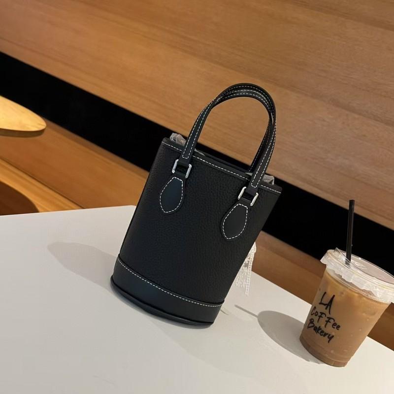 Factory TC First-layer Cowhide One-shoulder Crossbody Bag Color-matching Bucket All-match Commuting Length: 13 height: 18 width: 9 cm чёрный
Factory TC First-layer Cowhide One-shoulder Crossbody Bag Color-matching Bucket All-match Commuting Length: 13 height: 18 width: 9 cm чёрный