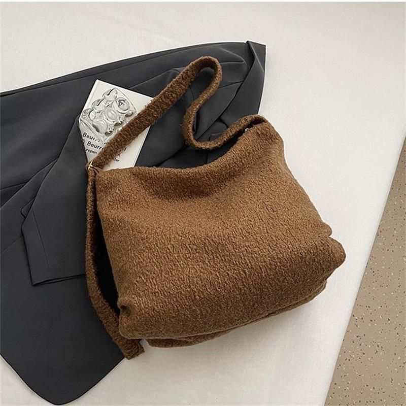 Women Woolen Tote Bag Plush Hobo Bag Large Capacity Soft Texture Handbag Commuter Zipper Shoulder Bag With Adjust Shoulder Strap 29x37x17cm коричневый
Women Woolen Tote Bag Plush Hobo Bag Large Capacity Soft Texture Handbag Commuter Zipper Shoulder Bag With Adjust Shoulder Strap 29x37x17cm коричневый
