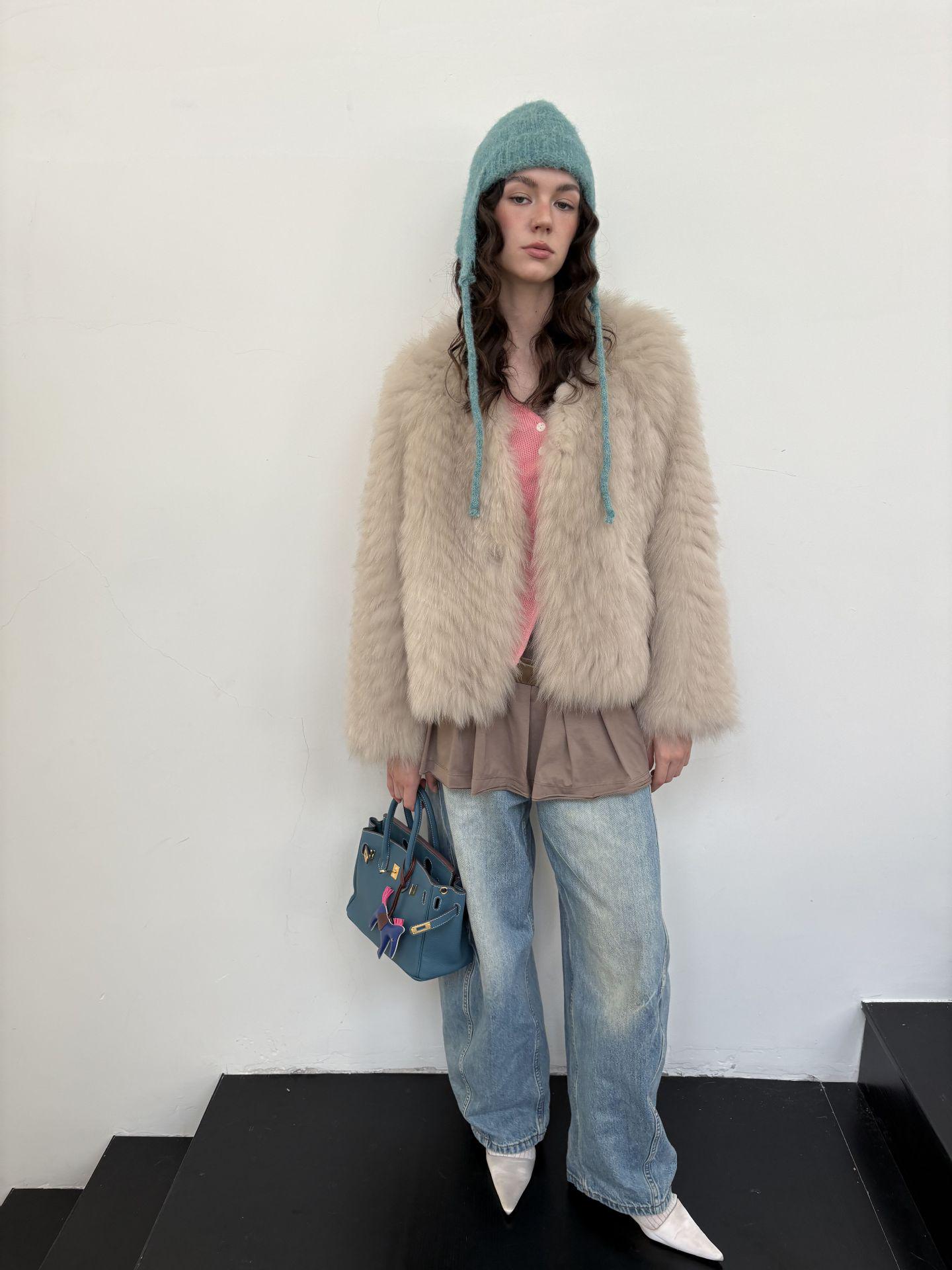 Жіноче хутряне пальто з лисиці North Elk Long Island Lover - Коротке, Широке, Пухнасте. One Size
Жіноче хутряне пальто з лисиці North Elk Long Island Lover - Коротке, Широке, Пухнасте. One Size