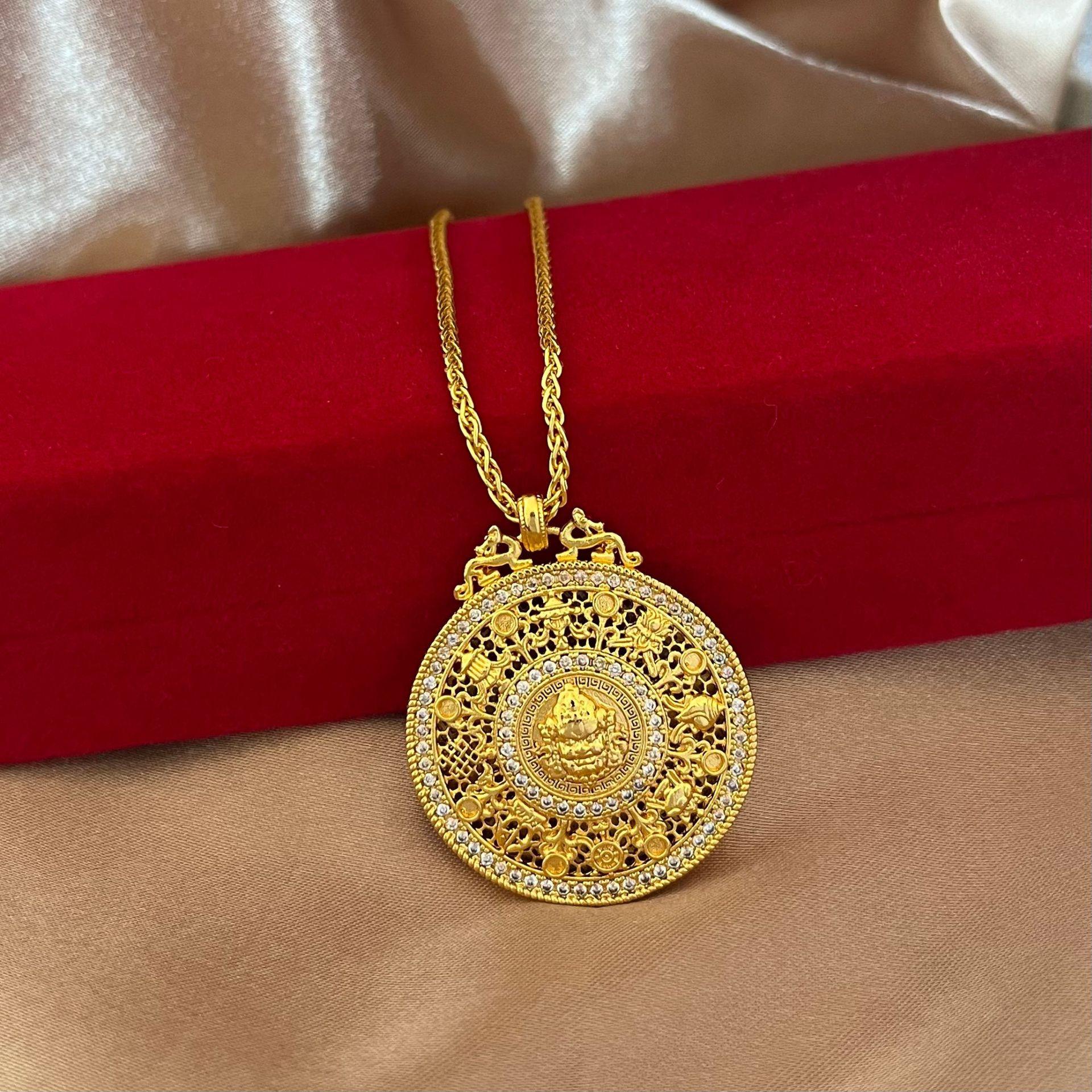 Золотое ретро ожерелье с круглым подвесом с полым ромбом и инкрустацией для мужчин и женщин
Золотое ретро ожерелье с круглым подвесом с полым ромбом и инкрустацией для мужчин и женщин