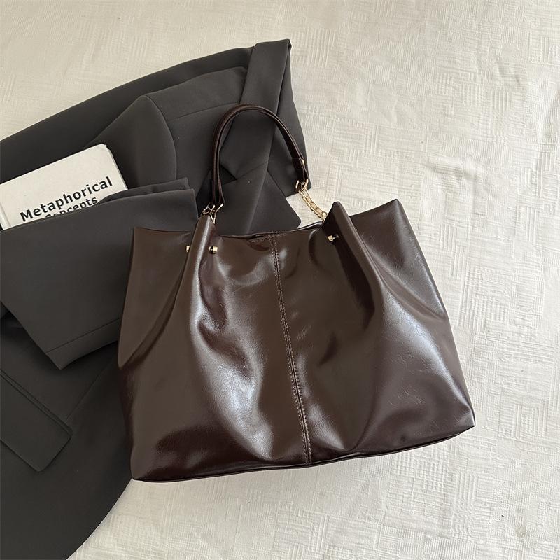 Сумка-тоут большой вместимости из новой мягкой кожи высокого качества, нишевая, с высоким чувством стиля, для студентов колледжа, классная, портативная, на плечо
Сумка-тоут большой вместимости из новой мягкой кожи высокого качества, нишевая, с высоким чувством стиля, для студентов колледжа, классная, портативная, на плечо