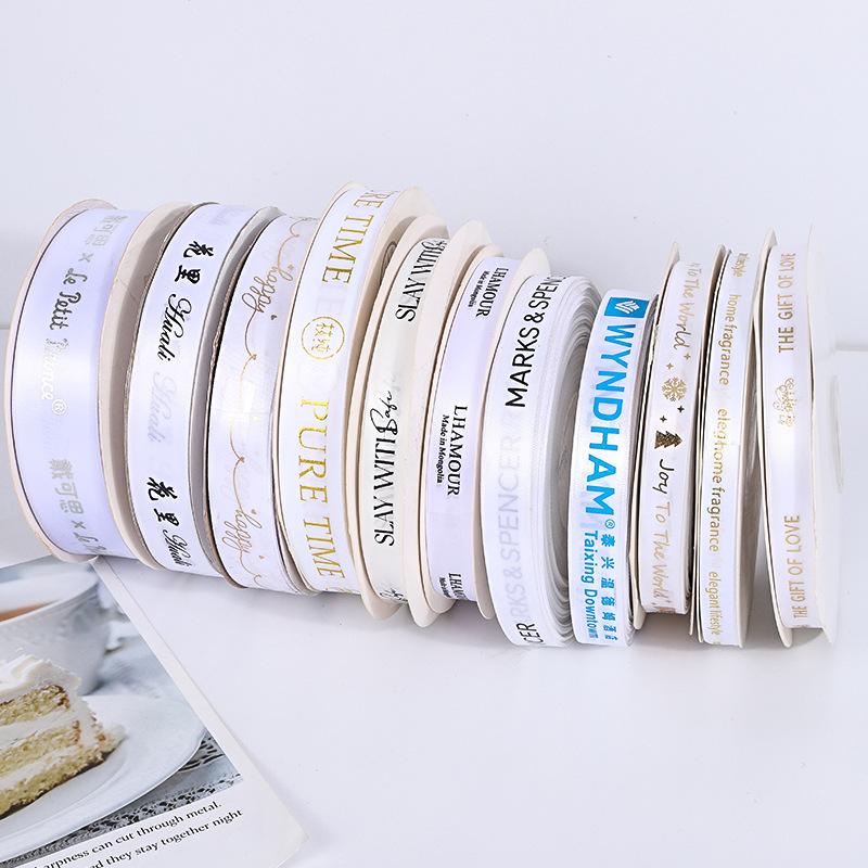 Лента с цветочным логотипом, горячая золотая и серебряная печать, плавающий цвет, полиэстеровая лента, черно-белые английские буквы Silk screen printing
Лента с цветочным логотипом, горячая золотая и серебряная печать, плавающий цвет, полиэстеровая лента, черно-белые английские буквы Silk screen printing