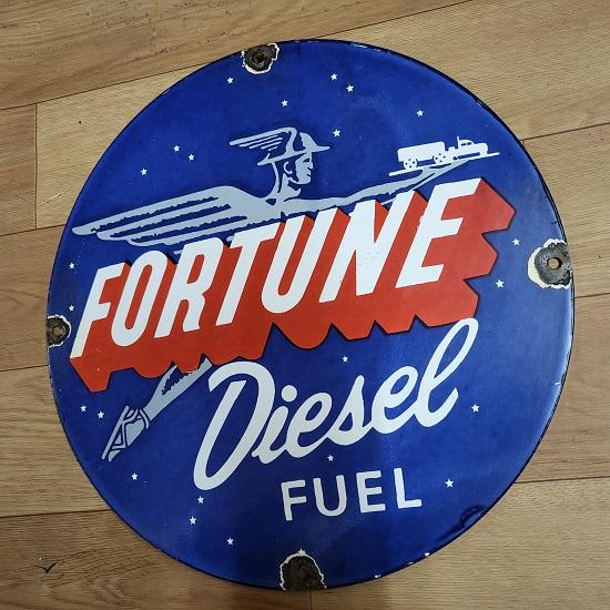 Фарфоровая эмалевая табличка Diesel Fortune Fuel, круглая, 12 дюймов
Фарфоровая эмалевая табличка Diesel Fortune Fuel, круглая, 12 дюймов