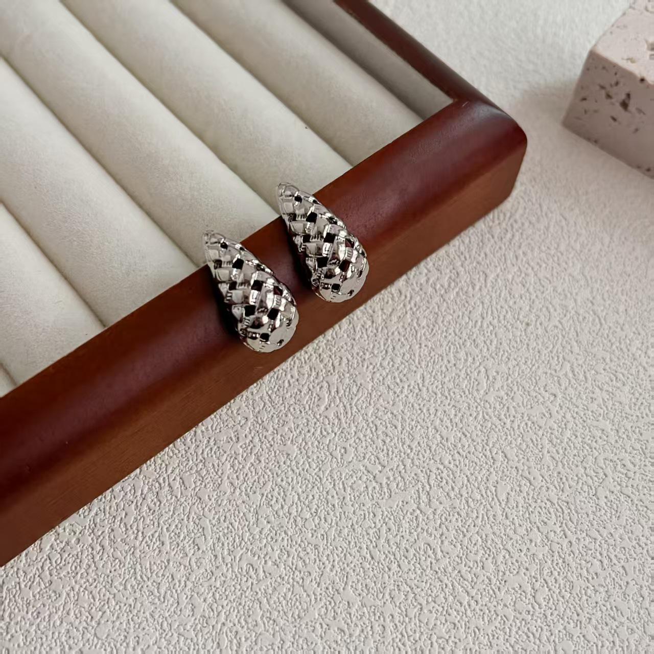 Geometric Hollow Woven 925 Silver Needle Earrings - Retro & Elegant Design for Women срібний
Geometric Hollow Woven 925 Silver Needle Earrings - Retro & Elegant Design for Women срібний