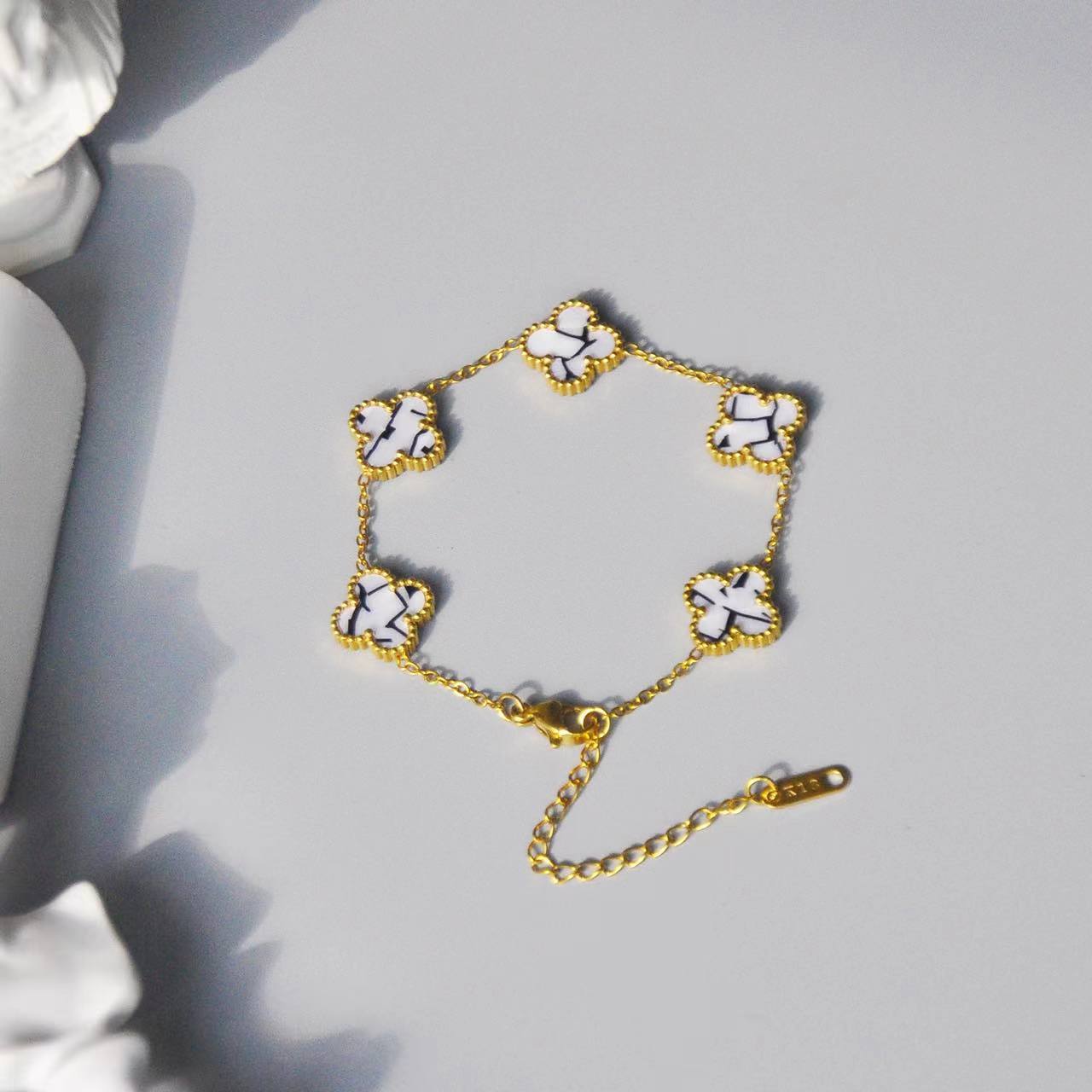 Новый браслет Four Leaf Lucky Color, цветной браслет серии Color Block, модный браслет Beimu Five Flower, браслет 22cm белый
Новый браслет Four Leaf Lucky Color, цветной браслет серии Color Block, модный браслет Beimu Five Flower, браслет 22cm белый