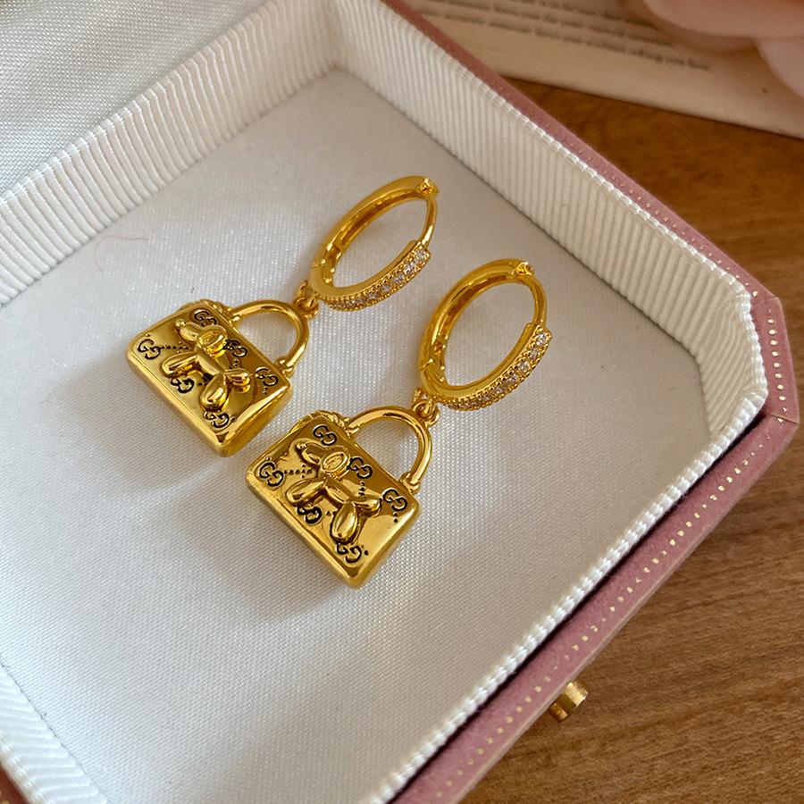 European and American retro zircon bag pendant ear buckle fashion court style temperament earrings light luxury high-end earrings
European and American retro zircon bag pendant ear buckle fashion court style temperament earrings light luxury high-end earrings