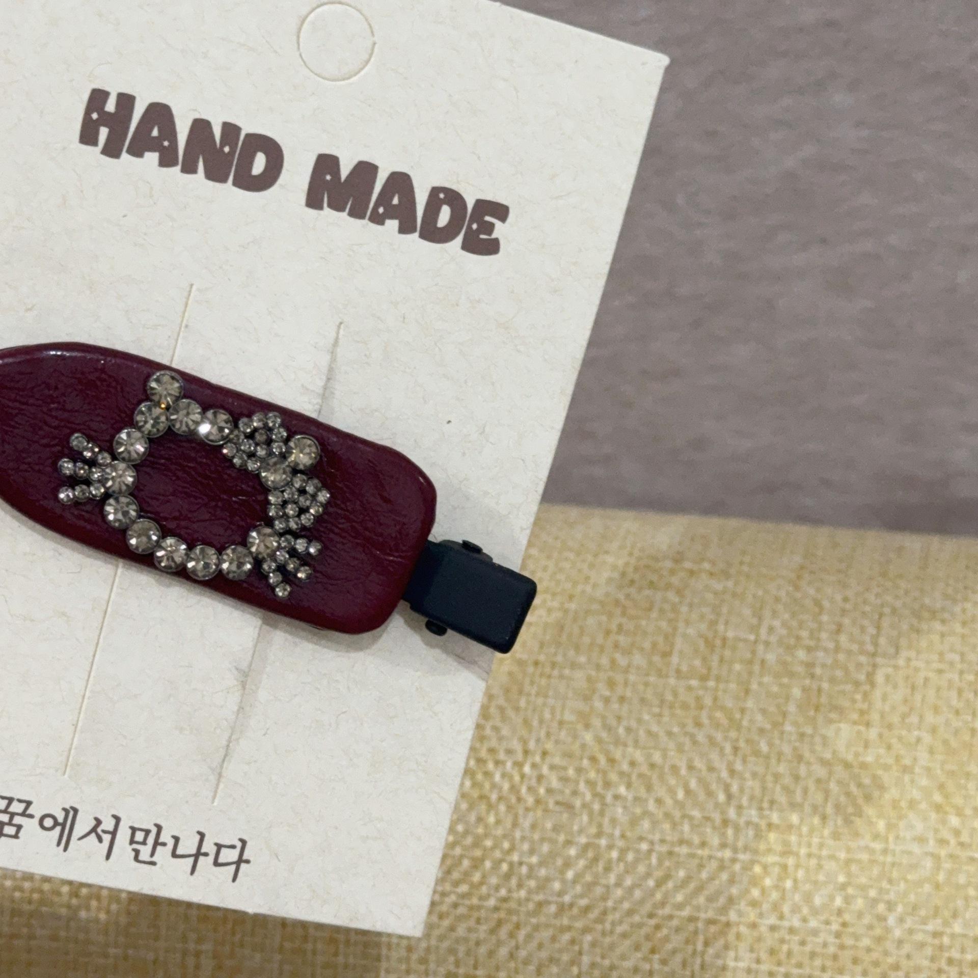 KT Red Leather Traceless Hair Clip - High-End Korean Side Bang Accessory красный
KT Red Leather Traceless Hair Clip - High-End Korean Side Bang Accessory красный