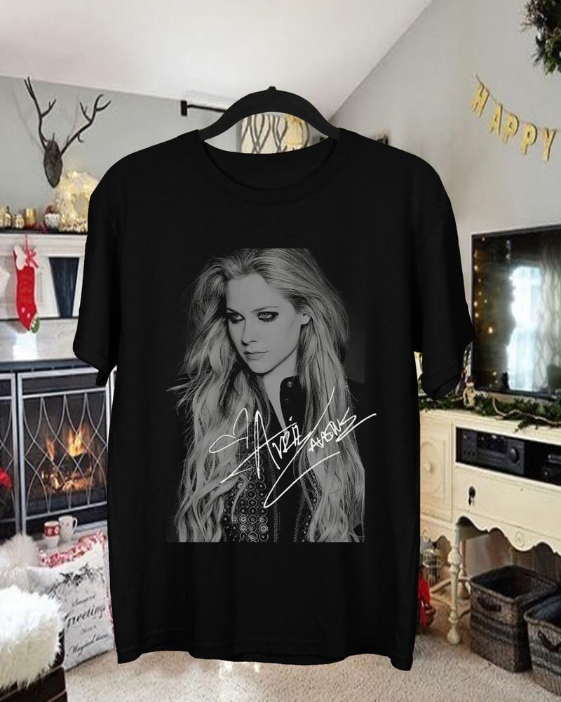 Avril Lavigne Signature Short Sleeve Black Unisex S to 2345XL T- Shirt Gift Unisex T-Shirt L
Avril Lavigne Signature Short Sleeve Black Unisex S to 2345XL T- Shirt Gift Unisex T-Shirt L