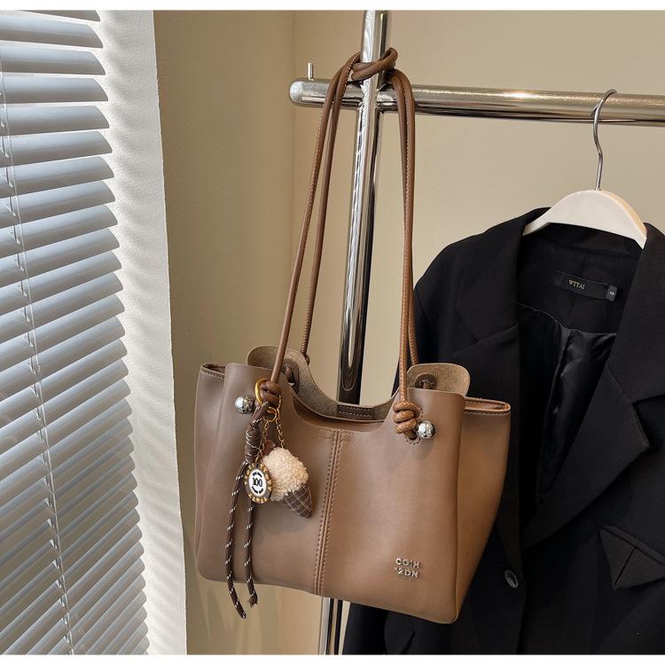 Korean version of single shoulder big bag women s autumn and winter high-end texture commuter handbag fashion trend underarm tote bag No pendant
Korean version of single shoulder big bag women s autumn and winter high-end texture commuter handbag fashion trend underarm tote bag No pendant