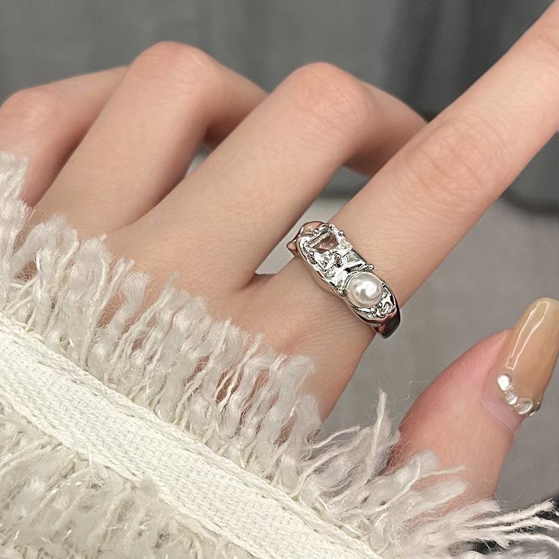 Niche Design High-End Irregular Zircon Ring Cold Wind Light Luxury Texture Index Finger Ring Open Ring Adjustable opening
Niche Design High-End Irregular Zircon Ring Cold Wind Light Luxury Texture Index Finger Ring Open Ring Adjustable opening