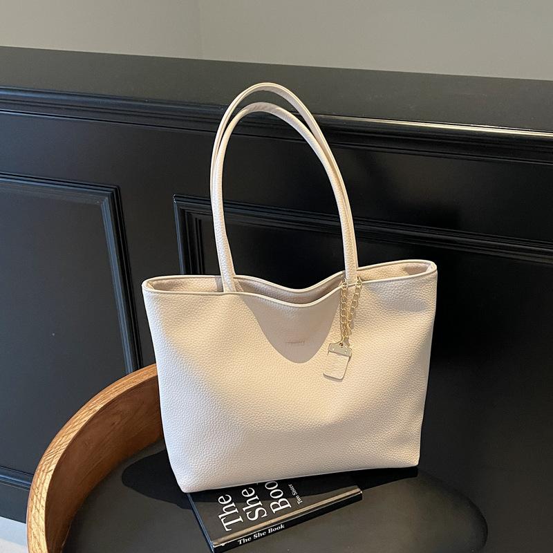 Стильная женская сумка-багет большой вместимости, новая однотонная простая сумка-тоут, универсальная сумка через плечо
Стильная женская сумка-багет большой вместимости, новая однотонная простая сумка-тоут, универсальная сумка через плечо