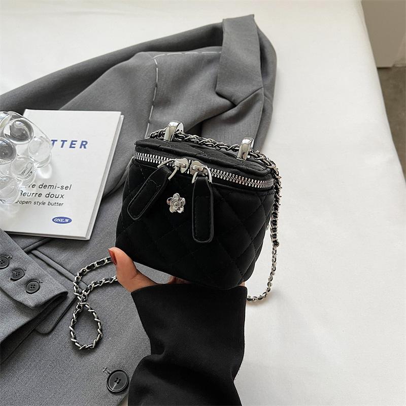 Маленькая сумка-мессенджер на цепочке с ромбовидной вышивкой женская 2025 новая летняя популярная универсальная маленькая квадратная сумка
Маленькая сумка-мессенджер на цепочке с ромбовидной вышивкой женская 2025 новая летняя популярная универсальная маленькая квадратная сумка