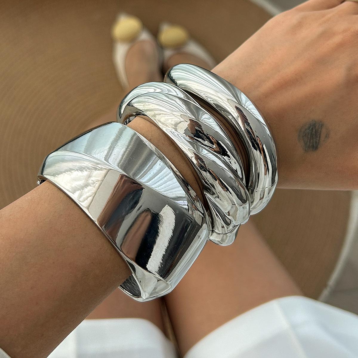 Exaggerated Glossy Fashion Wide Face Open Bracelet Female, Personalized Threaded Geometric Bracelet Hand
Exaggerated Glossy Fashion Wide Face Open Bracelet Female, Personalized Threaded Geometric Bracelet Hand