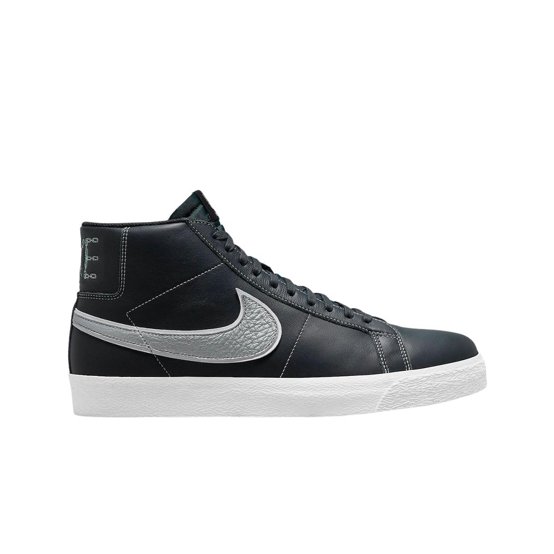 Мужские кроссовки Nike x Mason Silva Blazer Mid Dark Obsidian и Metallic Silver DZ7260-400
Мужские кроссовки Nike x Mason Silva Blazer Mid Dark Obsidian и Metallic Silver DZ7260-400