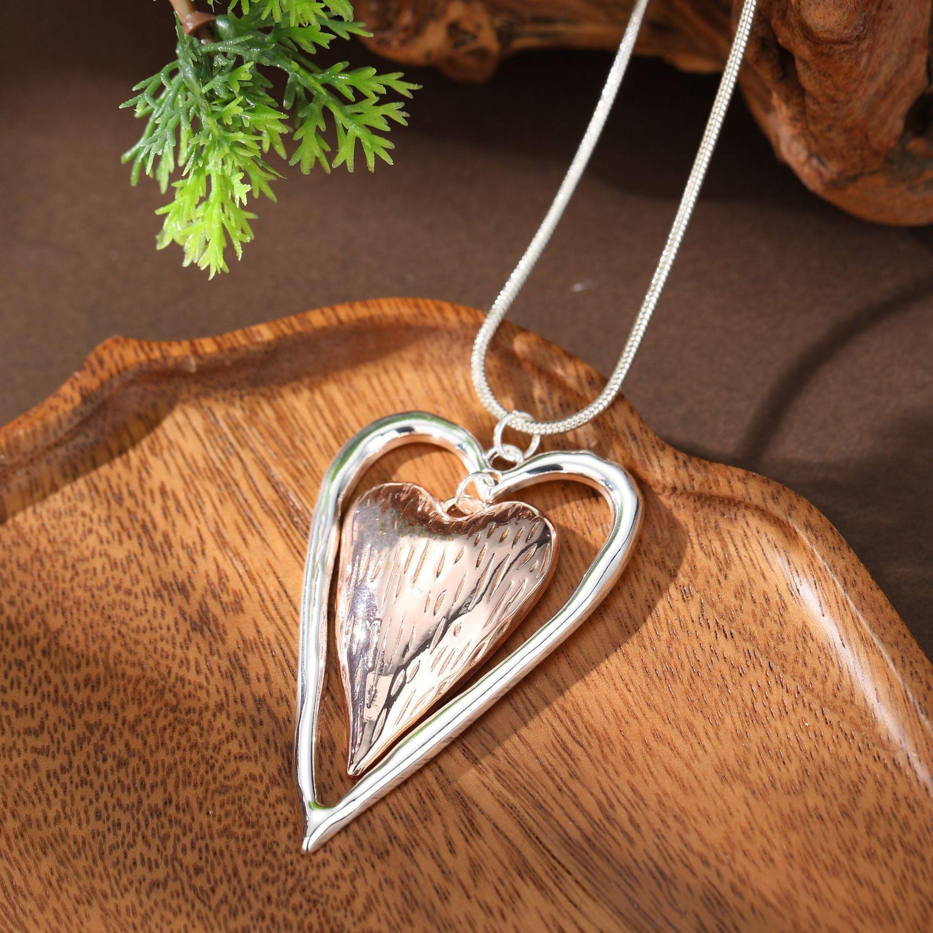 Glossy hollow love snake bone chain long pendant, women s simple high-end heart-shaped long necklace
Glossy hollow love snake bone chain long pendant, women s simple high-end heart-shaped long necklace