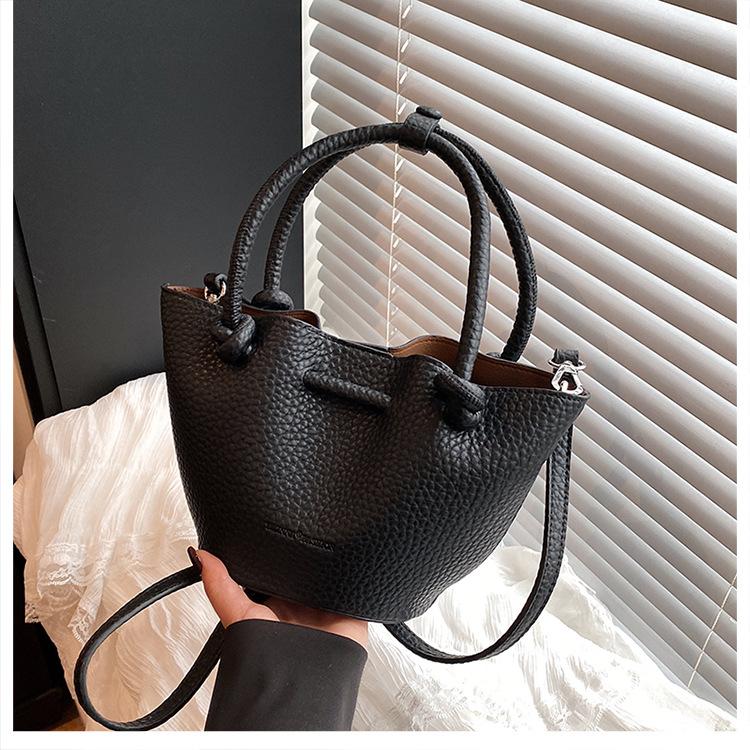 Niche handbag bag women s new spring shoulder messenger bag versatile casual bucket vegetable basket bag чорний
Niche handbag bag women s new spring shoulder messenger bag versatile casual bucket vegetable basket bag чорний