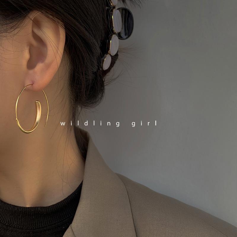 Gold Frosted Matte Hoop Earrings for Women - Simple, Elegant, and Exquisite Commute Jewelry
Gold Frosted Matte Hoop Earrings for Women - Simple, Elegant, and Exquisite Commute Jewelry
