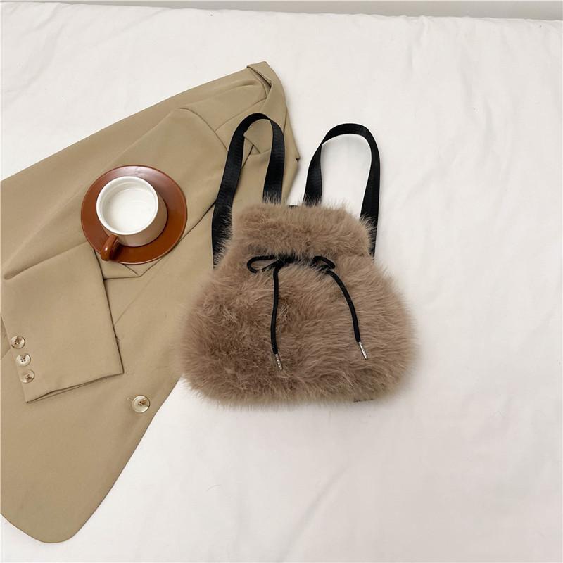 2024 новый персонализированный корейский вариант небольшой свежий портативный плюшевый рюкзак пригородный насос модная простая уличная дорожная сумка
2024 новый персонализированный корейский вариант небольшой свежий портативный плюшевый рюкзак пригородный насос модная простая уличная дорожная сумка