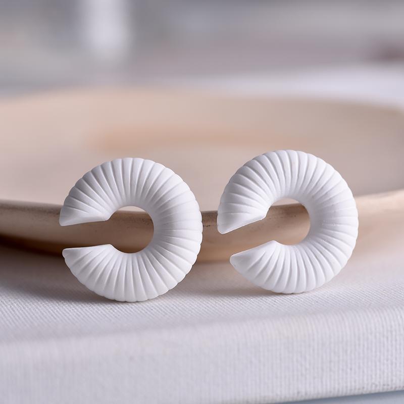 1 Pair Colorful Threaded Round Acrylic Ear Clip Earrings for Women Fashion Simple No Piercing C-Shaped Ear Cuff Female Jewelry білий
1 Pair Colorful Threaded Round Acrylic Ear Clip Earrings for Women Fashion Simple No Piercing C-Shaped Ear Cuff Female Jewelry білий