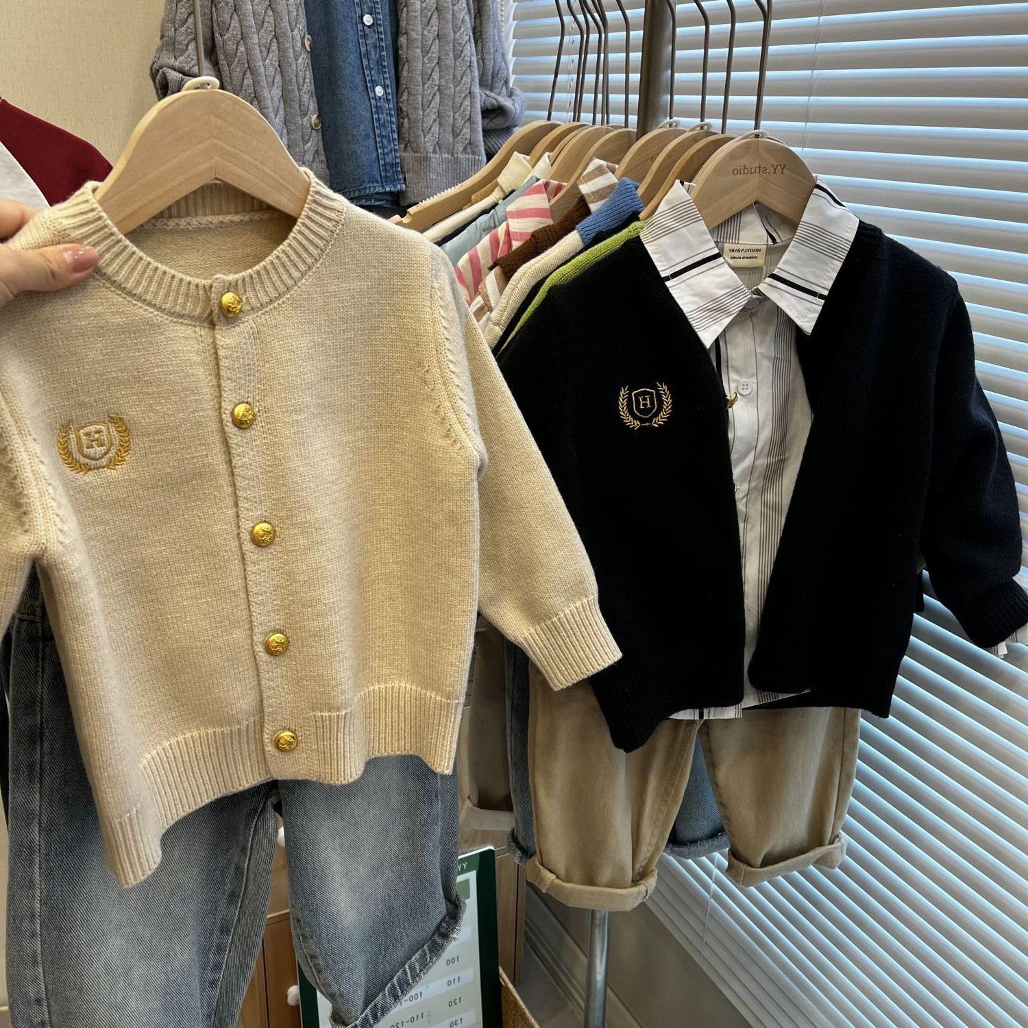 2025 Autumn/Winter Korean Kids Wool Knit Letter Embroidery Sweater Cardigan 120 cm бежевий
2025 Autumn/Winter Korean Kids Wool Knit Letter Embroidery Sweater Cardigan 120 cm бежевий