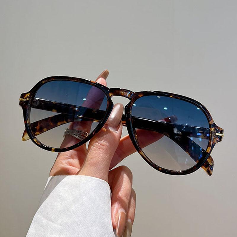 Premium Designer Pilot Sunglasses For Women For For Men Trending Sunlight Eyeglasses Stylish Retro Style Big Shaped Frame Punk Rivet Shades UV400
Premium Designer Pilot Sunglasses For Women For For Men Trending Sunlight Eyeglasses Stylish Retro Style Big Shaped Frame Punk Rivet Shades UV400